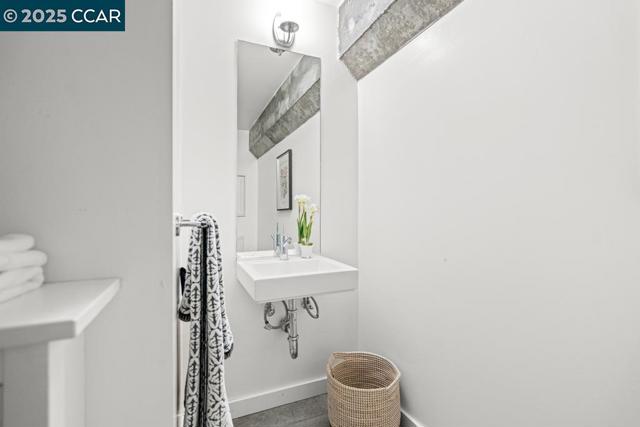 1201 Pine St, Oakland CA: https://media.crmls.org/mediaz/9342ac61-9da2-4a82-ab51-ce85661e97f9.jpg