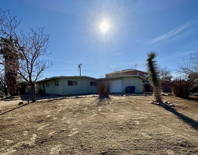 5958 El Reposo Street, Joshua Tree CA: https://media.crmls.org/mediaz/934309cd-1547-4fa1-99f4-70438928b2f6.jpg