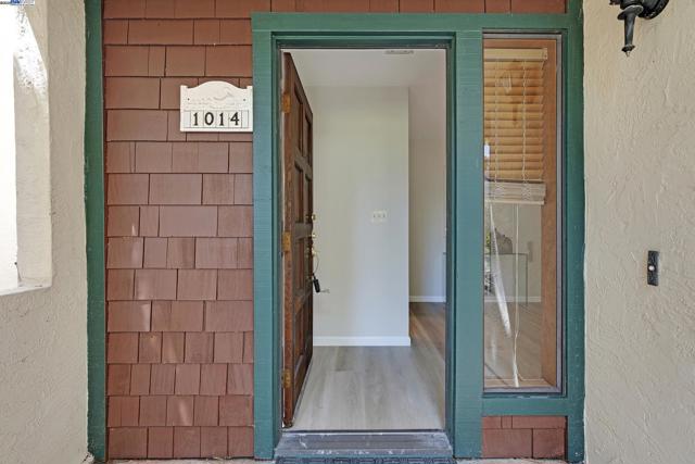 1014 Ironwood Rd, Alameda CA: https://media.crmls.org/mediaz/93437d94-934e-4f32-8819-86ea0748b102.jpg