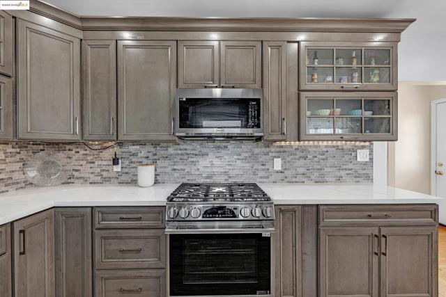 1034 Navellier St, El Cerrito CA: https://media.crmls.org/mediaz/9343fc33-9c2d-4c7b-a750-e92f34c1f396.jpg