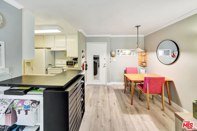 320 S Ardmore Avenue, Los Angeles CA: https://media.crmls.org/mediaz/93449238-214e-49d4-87e2-e960cf18c45a.jpg