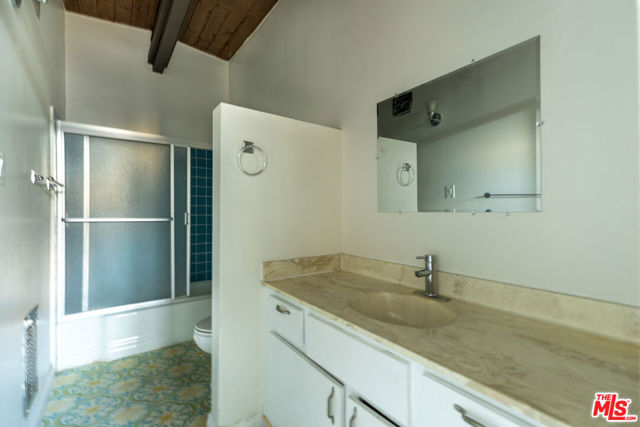11133 Rose Avenue, Los Angeles CA: https://media.crmls.org/mediaz/9344cec4-f5d5-4773-8932-c0efbd6f961e.jpg