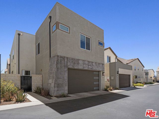 27717 Knoll View Place, Valencia CA: https://media.crmls.org/mediaz/9345c09f-2f20-49f4-ab91-5d2b5a78e1b6.jpg