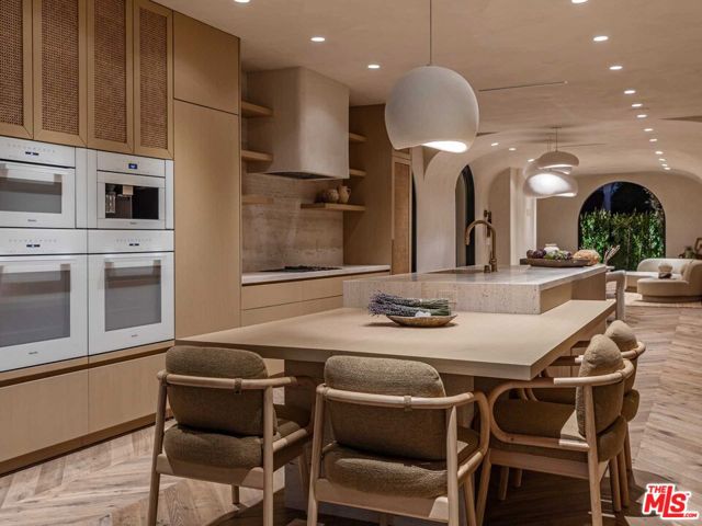 309 N Arden Boulevard, Los Angeles CA: https://media.crmls.org/mediaz/9345c188-2941-4206-a282-b19724cca09a.jpg