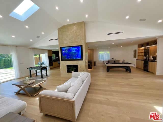 11848 Bel Terrace, Los Angeles CA: https://media.crmls.org/mediaz/934710c8-d116-4803-bc64-8ba12e427dc9.jpg