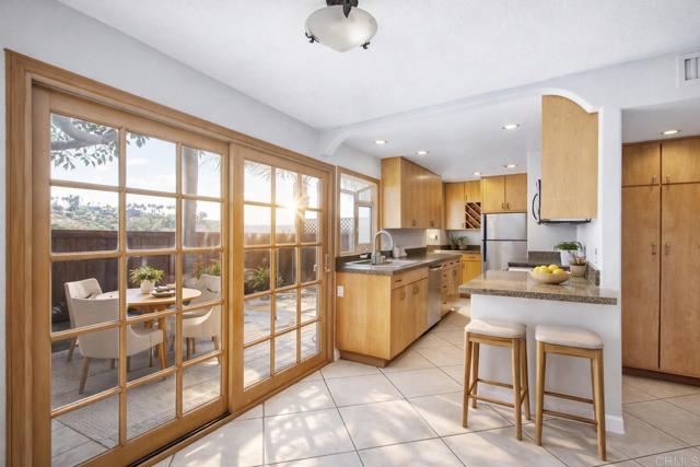 Detail Gallery Image 5 of 10 For 481 Bay Meadows Way, Solana Beach,  CA 92075 - 3 Beds | 1/2 Baths