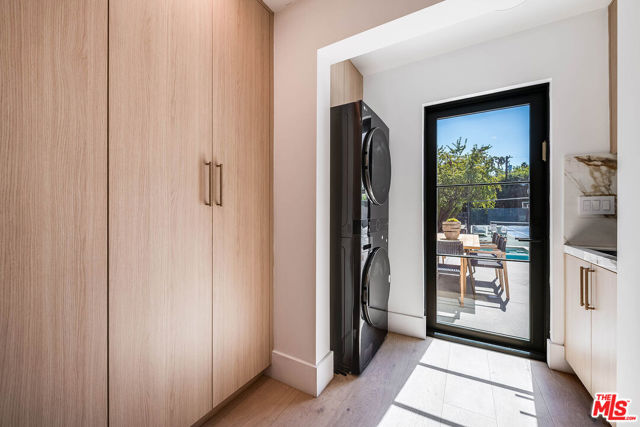 707 N Crescent Drive, Beverly Hills CA: https://media.crmls.org/mediaz/93473e53-10a2-4a4b-85f6-034472582d71.jpg