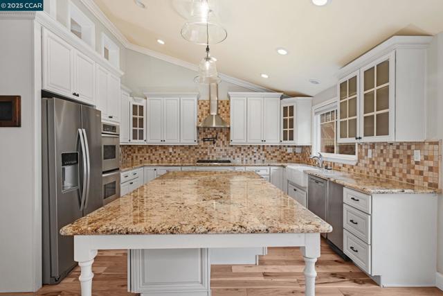 260 Saint Christopher Dr, Danville CA: https://media.crmls.org/mediaz/93479ac7-9f58-4be2-85c4-45ac7356c93c.jpg