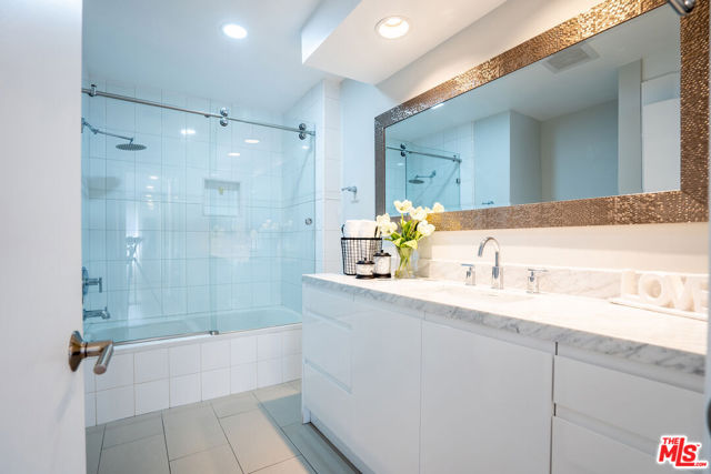 818 S Lucerne Boulevard, Los Angeles CA: https://media.crmls.org/mediaz/93482e33-9b7e-45dd-a666-c05bc6ce0164.jpg