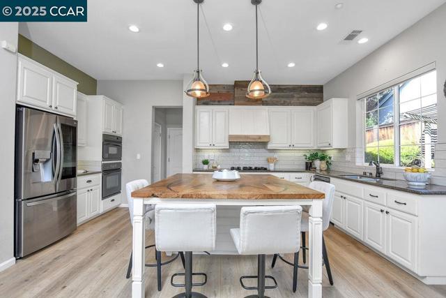 2560 Risebridge Ct, Brentwood CA: https://media.crmls.org/mediaz/9349ddf6-6eaf-47a1-9287-74593c1265c5.jpg
