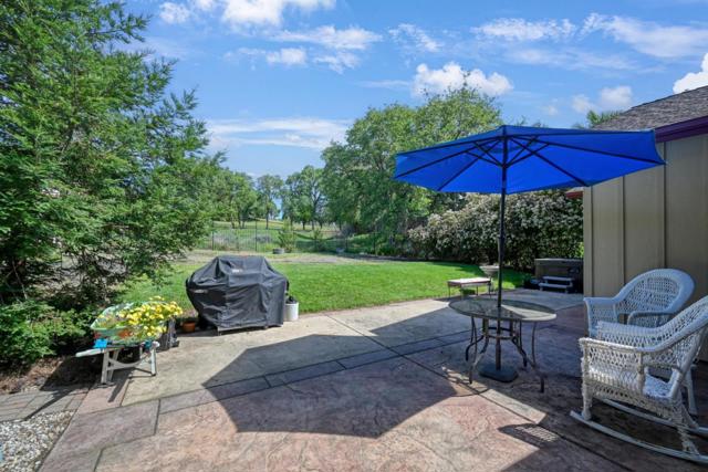 1685 American River Trail,  CA: https://media.crmls.org/mediaz/934a4039-7182-495a-a457-7d1c2ddf303a.jpg