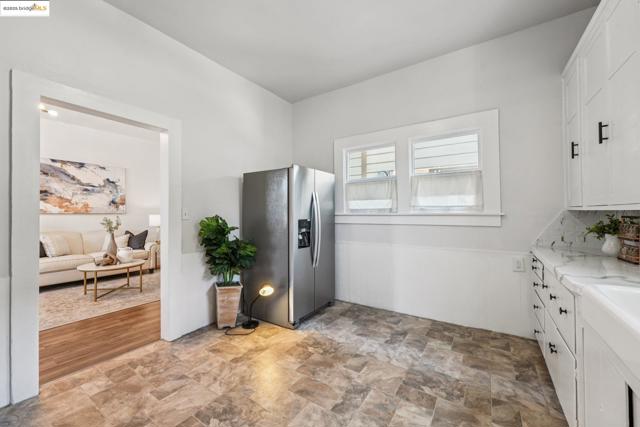 1549 5Th Ave, Oakland CA: https://media.crmls.org/mediaz/934a4b35-4471-4564-9b26-a0a7ca5c2f10.jpg