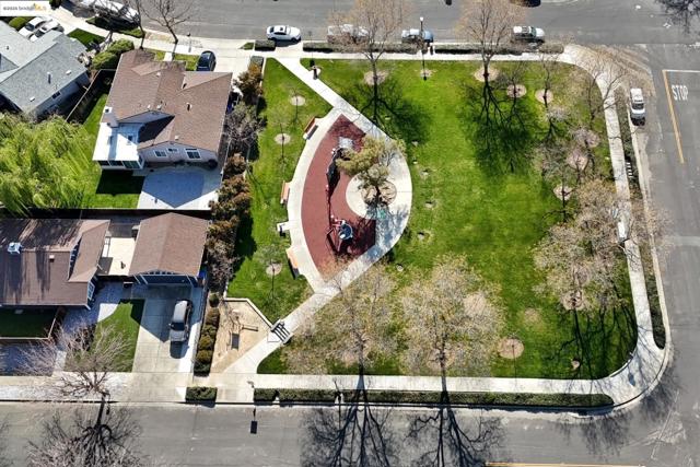 3050 Browning Ct, Brentwood CA: https://media.crmls.org/mediaz/934a9609-33e5-412e-a1e0-5b51bde8d544.jpg