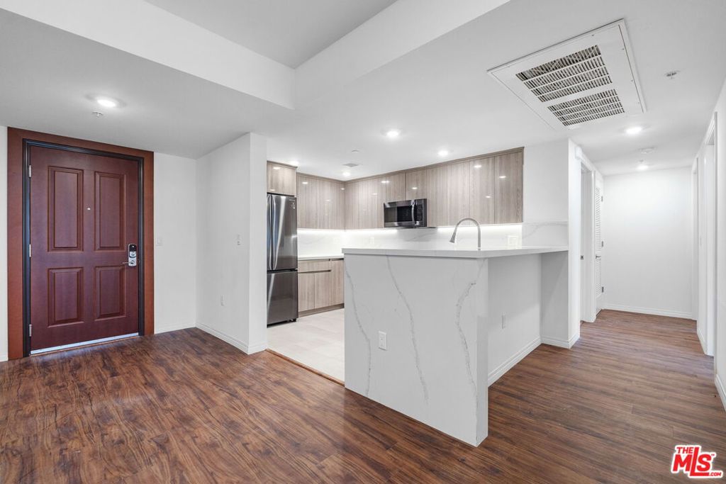 5245 Santa Monica Boulevard #321