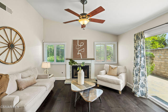 4570 N Vistapark Drive, Moorpark CA: https://media.crmls.org/mediaz/934d415a-20aa-45f4-9c49-d1967875416f.jpg