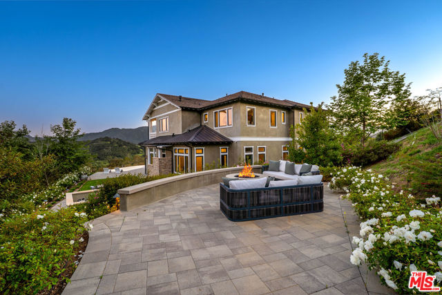 26767 Mulholland Highway, Calabasas CA: https://media.crmls.org/mediaz/934e598a-c8d1-42de-9890-31191b50285c.jpg