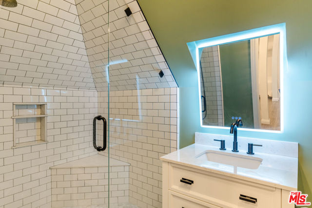 3819 Vista Linda Drive, Encino CA: https://media.crmls.org/mediaz/934eabfa-368d-404d-b82d-34d994affde3.jpg