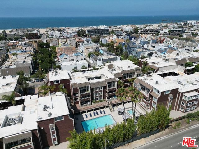 4200 Via Dolce, Marina del Rey CA: https://media.crmls.org/mediaz/935007fa-4655-49ed-86db-d0f6def14a74.jpg