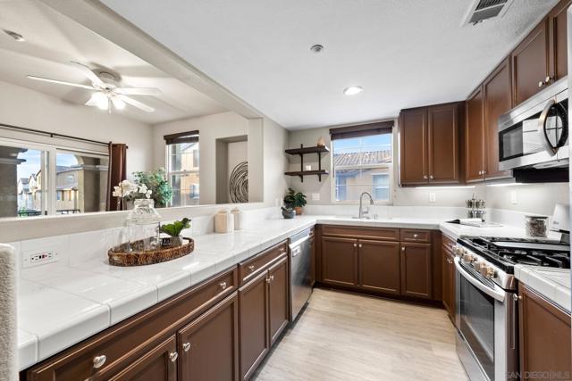 784 Portside Pl, San Diego CA: https://media.crmls.org/mediaz/93504200-8469-4e8e-b7d4-ea90fa771100.jpg