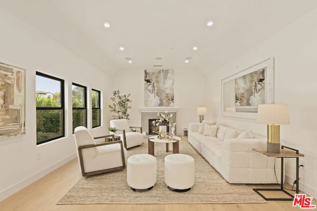 2370 Kelton Avenue, Los Angeles CA: https://media.crmls.org/mediaz/935216e7-fea8-4c75-8591-578b4d2e3dfc.jpg