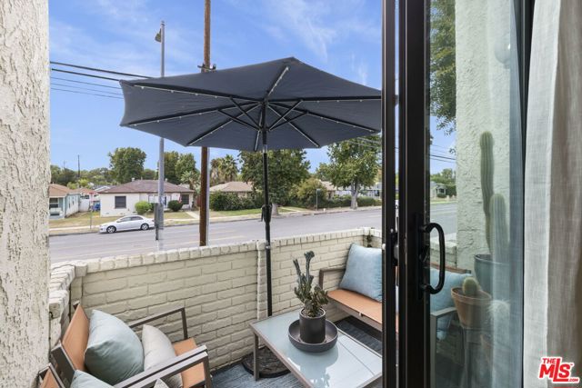 6540 Hayvenhurst Avenue, Lake Balboa CA: https://media.crmls.org/mediaz/9352b48a-b699-42ed-b887-1b53a3946db3.jpg