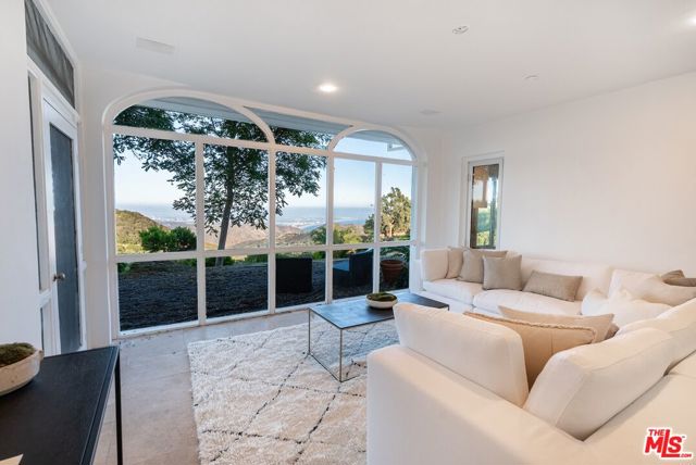 21965 Saddle Peak Road, Topanga CA: https://media.crmls.org/mediaz/9352f032-1e68-4090-ae1a-c6560c32668c.jpg