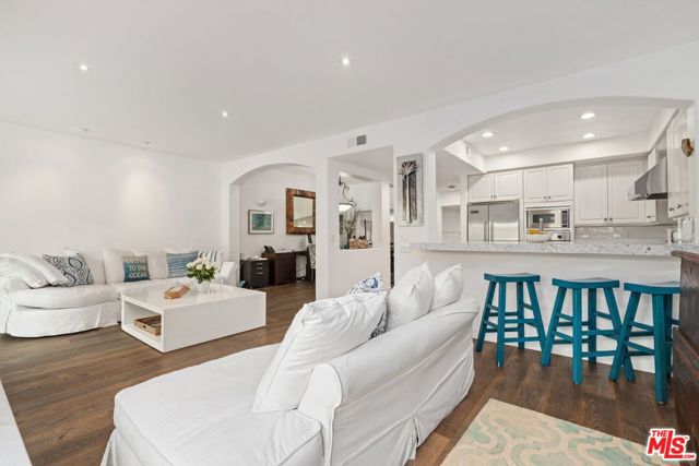 6435 Zumirez Drive, Malibu CA: https://media.crmls.org/mediaz/93532708-9090-406a-bf45-1eacc4c7a87d.jpg