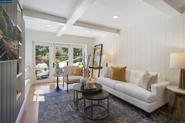24 La Campana Rd, Orinda CA: https://media.crmls.org/mediaz/93535e23-f9eb-4a79-81a2-2ee0b8e3fa84.jpg