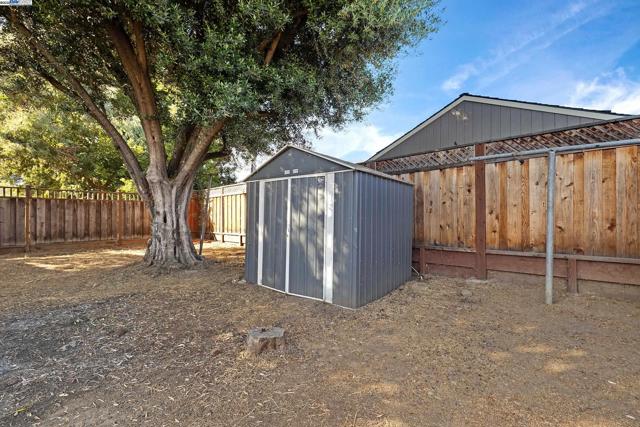 624 N 17Th St, San Jose CA: https://media.crmls.org/mediaz/935402d5-becc-4e4d-a78a-a859455bb831.jpg