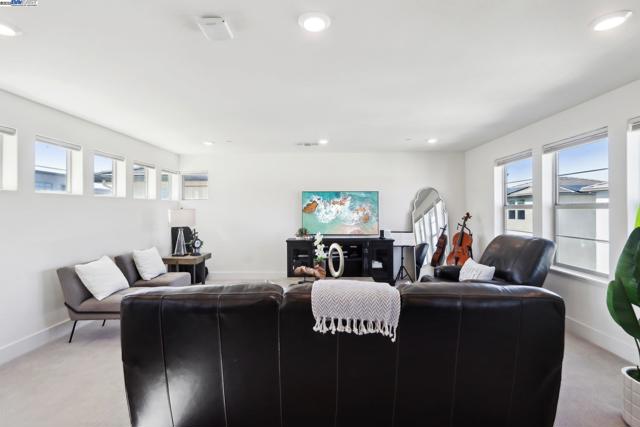 5623 Central Pkwy, Dublin CA: https://media.crmls.org/mediaz/935426be-3994-4e38-9c21-5440f19cfc11.jpg