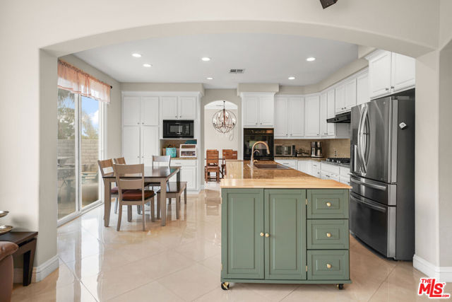 26505 Thackery Lane, Stevenson Ranch CA: https://media.crmls.org/mediaz/93545031-4b76-473a-b85e-d5bda1df1c57.jpg