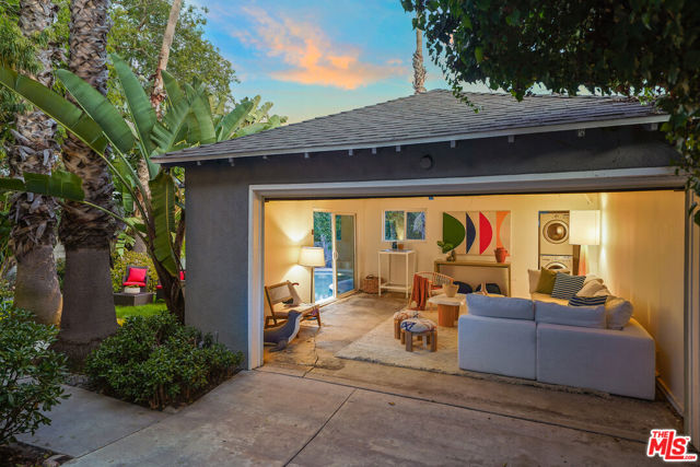 2212 Navy Street, Santa Monica CA: https://media.crmls.org/mediaz/9355b282-ca70-4dcb-b24d-a64d8c013c4a.jpg