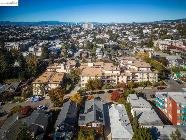 555 Jean St, Oakland CA: https://media.crmls.org/mediaz/9355ba02-61c7-4705-b1df-8bdca9c354e0.jpg