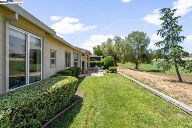 1123 Burghley Ln, Brentwood CA: https://media.crmls.org/mediaz/9355be79-d7b4-4c63-a2f9-c79eb409091d.jpg