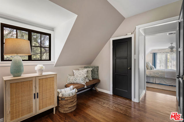 2555 N Altadena Drive, Altadena CA: https://media.crmls.org/mediaz/9356030e-ba84-4793-a427-e7b8519b540d.jpg