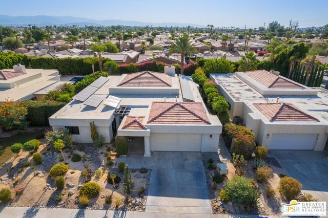 40840 Centennial Circle, Palm Desert CA: https://media.crmls.org/mediaz/93575022-4f84-4ec4-85b3-4cd72518446b.jpg