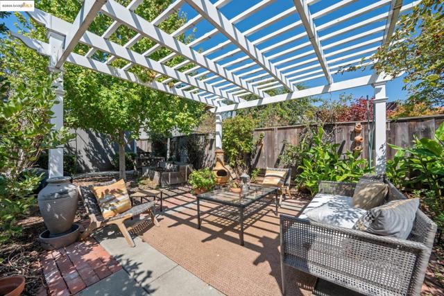 952 Amador St, Richmond CA: https://media.crmls.org/mediaz/9357587d-ce8f-41c0-864f-011b5793ed7e.jpg