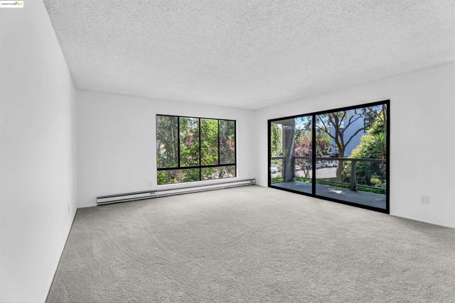 7 Commodore Dr, Emeryville CA: https://media.crmls.org/mediaz/93577d4b-972e-496d-990d-ce368d428b36.jpg