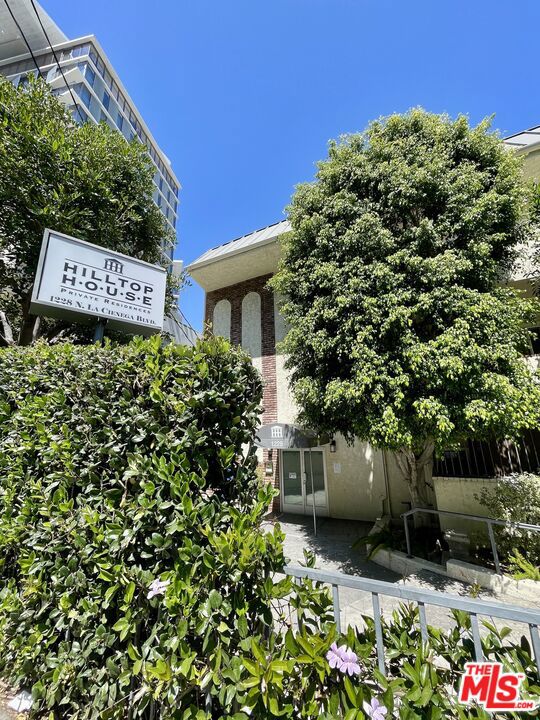 1228 N La Cienega Boulevard, West Hollywood CA: https://media.crmls.org/mediaz/9357983d-f6b7-4713-aa1b-53c346e67bec.jpg