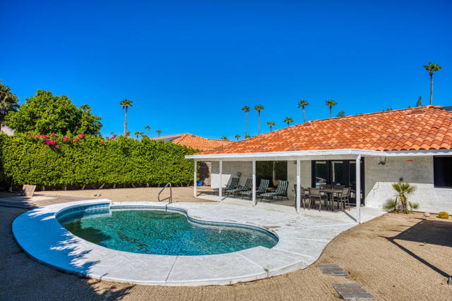 1489 E Francis Drive, Palm Springs CA: https://media.crmls.org/mediaz/9357df48-c6bf-405b-8eef-95a65a3906f0.jpg