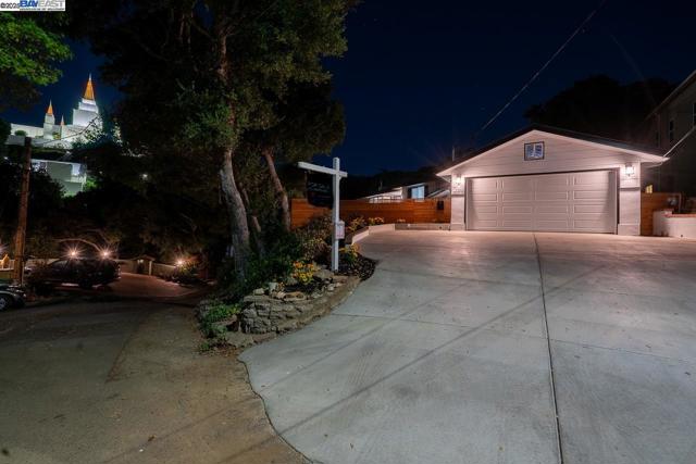 2818 Steinmetz Way, Oakland CA: https://media.crmls.org/mediaz/9358c933-52ec-4f95-8ff8-7b8e2728122f.jpg