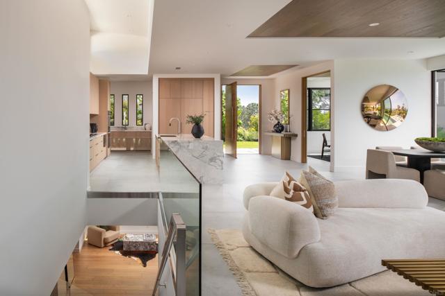 722 Amphitheatre Dr, Del Mar CA: https://media.crmls.org/mediaz/93591cb1-9ca9-4033-9096-145cf1b17eb3.jpg