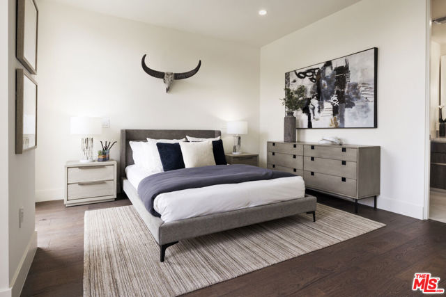 425 N Palm Drive, Beverly Hills CA: https://media.crmls.org/mediaz/93596c00-3f7e-4905-9c57-e0c6e110a378.jpg