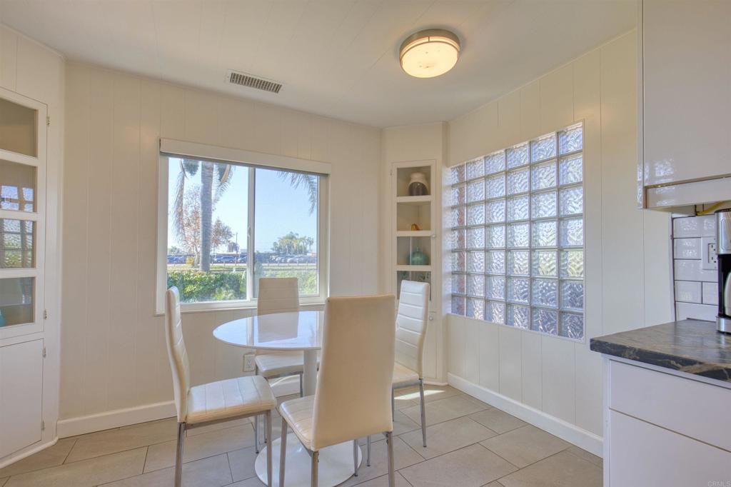 https://media.crmls.org/mediaz/93599d24-7855-4651-957b-69739ae511b6.jpg?preset=X-Large