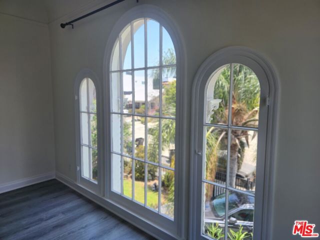 517 N Serrano Avenue, Los Angeles CA: https://media.crmls.org/mediaz/9359dcbe-477b-4ec1-b862-2f1ab88bcd5a.jpg