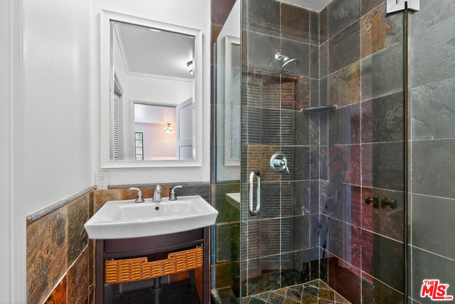 322 25th Street, Santa Monica CA: https://media.crmls.org/mediaz/935a656e-8430-474e-8b9c-0f86815263c5.jpg