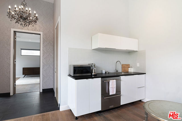 338 S Highland Avenue, Los Angeles CA: https://media.crmls.org/mediaz/935a6c1e-3e9f-4400-803c-a3e50ac9cf20.jpg