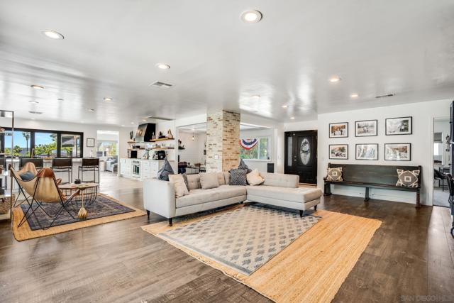1271 Via Sendero, Escondido CA: https://media.crmls.org/mediaz/935c2556-0424-4e65-b0c6-db46c0cffb98.jpg