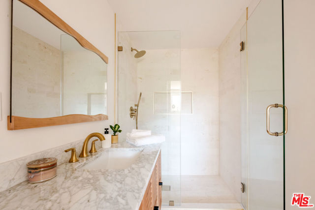 19777 Grand View Drive, Topanga CA: https://media.crmls.org/mediaz/935c3c93-8c25-4087-9228-0633ee2b02b5.jpg