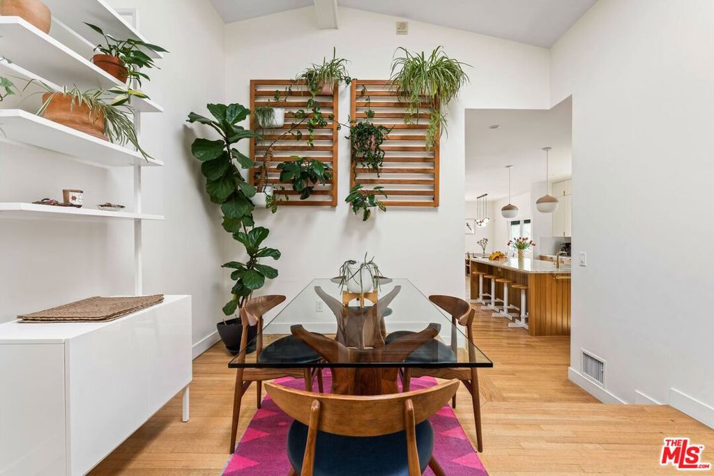 https://media.crmls.org/mediaz/935e1650-6a5e-406b-9c24-4bb7b75126f0.jpg?preset=X-Large